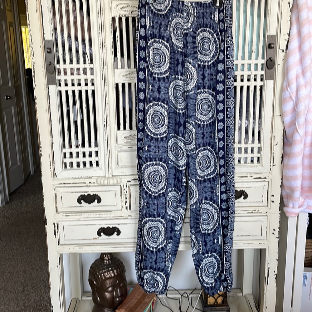 These are the most adorable Sahara pants 👖 on the planet 🌍 they are NWT.
